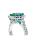 Anillo de oro blanco 14k con esmeralda colombiana corte cojín de 3.92 ct y halo de diamantes.