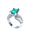 Anillo de oro blanco 18K con esmeralda colombiana rectangular verde profundo y diamantes, estilo antiguo.