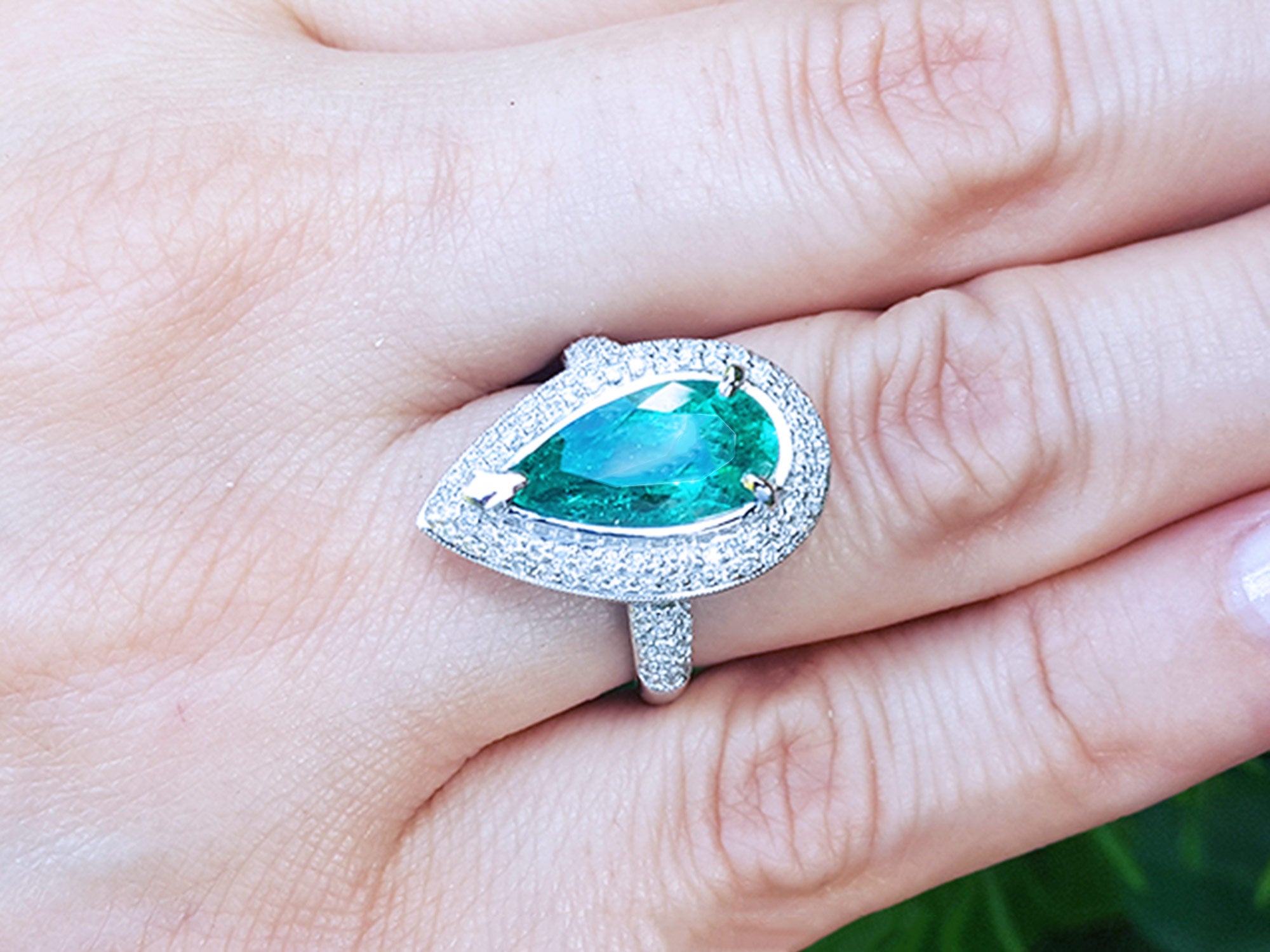 para novias anillo con esmeralda y diamantes naturales en oro blanco