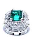 This emerald and baguette diamonds vintage ring in white gold displays its top view.
