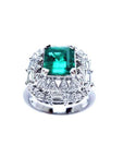 This emerald and baguette diamonds vintage ring in white gold displays its top view.