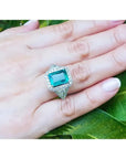 Anillo de oro blanco 18K con esmeralda colombiana rectangular de 3.98 ct. rodeada de diamantes.