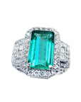 Anillo con una esmeralda certificada de Muzo colombiana rodeada de diamantes en oro blanco de 18k.