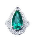 Esmeralda corte pera o lagrima rodeada de diamantes naturales en anillo de oro blanco para mujer.