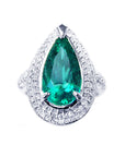 Esmeralda corte pera rodeada de diamantes naturales en anillo de oro blanco para mujer.