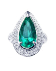 Esmeralda corte pera o lagrima rodeada de diamantes naturales en anillo de oro blanco para mujer.