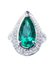 Esmeralda corte pera o lagrima rodeada de diamantes naturales en anillo de oro blanco para mujer.