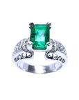 Este anillo para mujer con una esmeralda colombiana de las minas de Muzo está decorado con diamantes naturales.