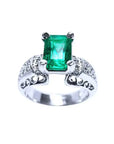 Este anillo para mujer con una esmeralda colombiana de las minas de Muzo está decorado con diamantes naturales.