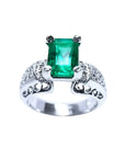 Este anillo para mujer con una esmeralda colombiana de las minas de Muzo está decorado con diamantes naturales.