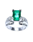 Este anillo para mujer con una esmeralda colombiana de las minas de Muzo está decorado con diamantes naturales.