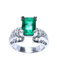 Este anillo para mujer con una esmeralda colombiana de las minas de Muzo está decorado con diamantes naturales.