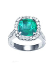 Anillo de oro blanco para mujer con genuina esmeralda colombiana corte cojín rodeado de diamantes naturales.