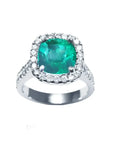 Anillo de oro blanco para mujer con genuina esmeralda colombiana corte cojín rodeado de diamantes naturales.