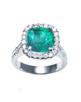 Anillo de oro blanco para mujer con genuina esmeralda colombiana corte cojín rodeado de diamantes naturales.