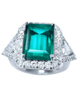 Anillo de oro blanco 18K con esmeralda colombiana rectangular de 3.98 ct. rodeada de diamantes.
