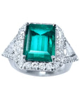 Anillo de oro blanco 18K con esmeralda colombiana rectangular de 3.98 ct. rodeada de diamantes.