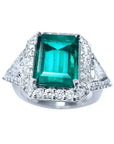 Anillo de oro blanco 18K con esmeralda colombiana rectangular de 3.98 ct. rodeada de diamantes.
