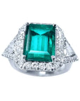 Anillo de oro blanco 18K con esmeralda colombiana rectangular de 3.98 ct. rodeada de diamantes.