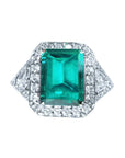 Este anillo para mujer con esmeralda y diamantes naturales está elaborado en oro blanco de 18k