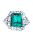 Este anillo para mujer con esmeralda y diamantes naturales está elaborado en oro blanco de 18k