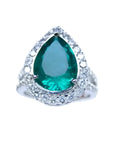 Anillo de compromiso con esmeralda corte pera certificada por GIA rodeada de diamantes naturales en oro blanco.