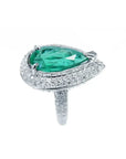Anillo de oro blanco 14k con esmeralda colombiana corte pera 3.35 ct y diamantes.