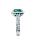 Anillo de oro blanco 14k con esmeralda colombiana corte cojín de 3.92 ct y diamantes.