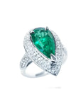 Anillo de oro blanco 14k con esmeralda colombiana corte pera 3.35 ct. rodeada de diamantes.