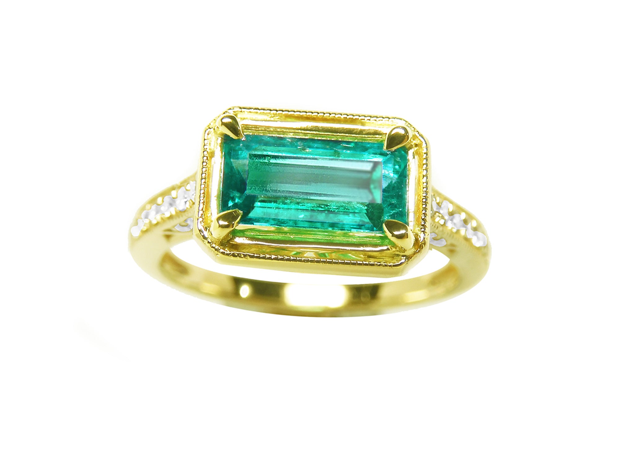 The frontside of this emerald ring displays the centered gemstone top and side's view perspective