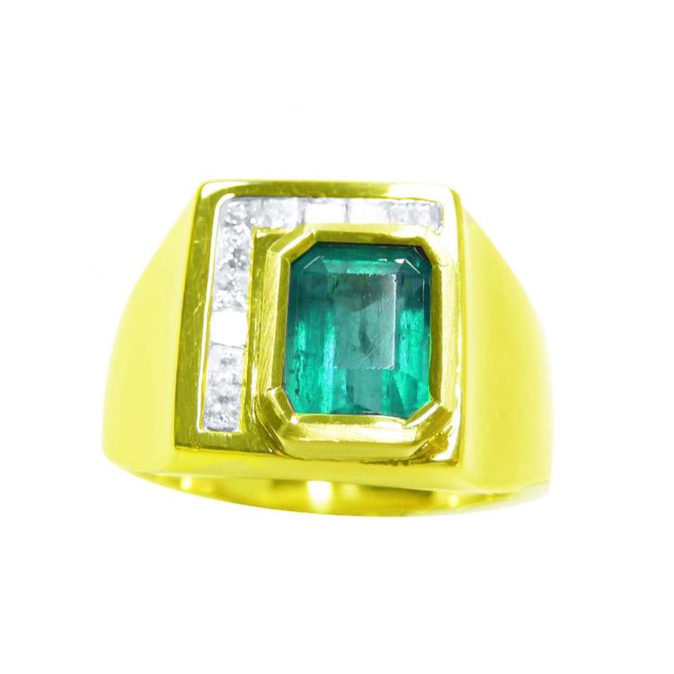A natural colombian emerald ring for men and princess cut diamonds, crafted in 18k yellow gold.
