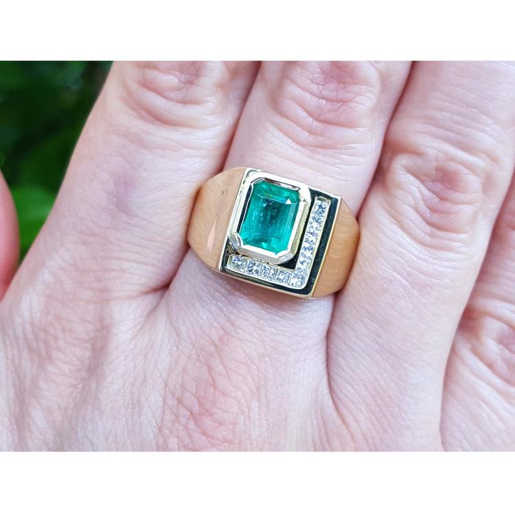 A genuine colombian emerald bezel set and natural princess cut natural diamonds in a 18k yellow gold ring for men.