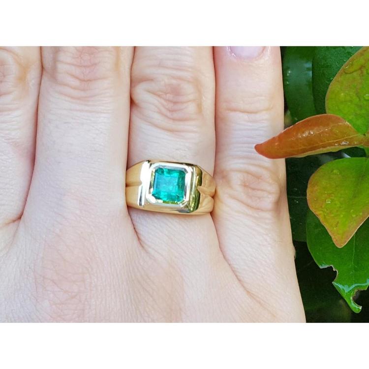 Gold 18k ring with a square natural colombian emerald bezel set