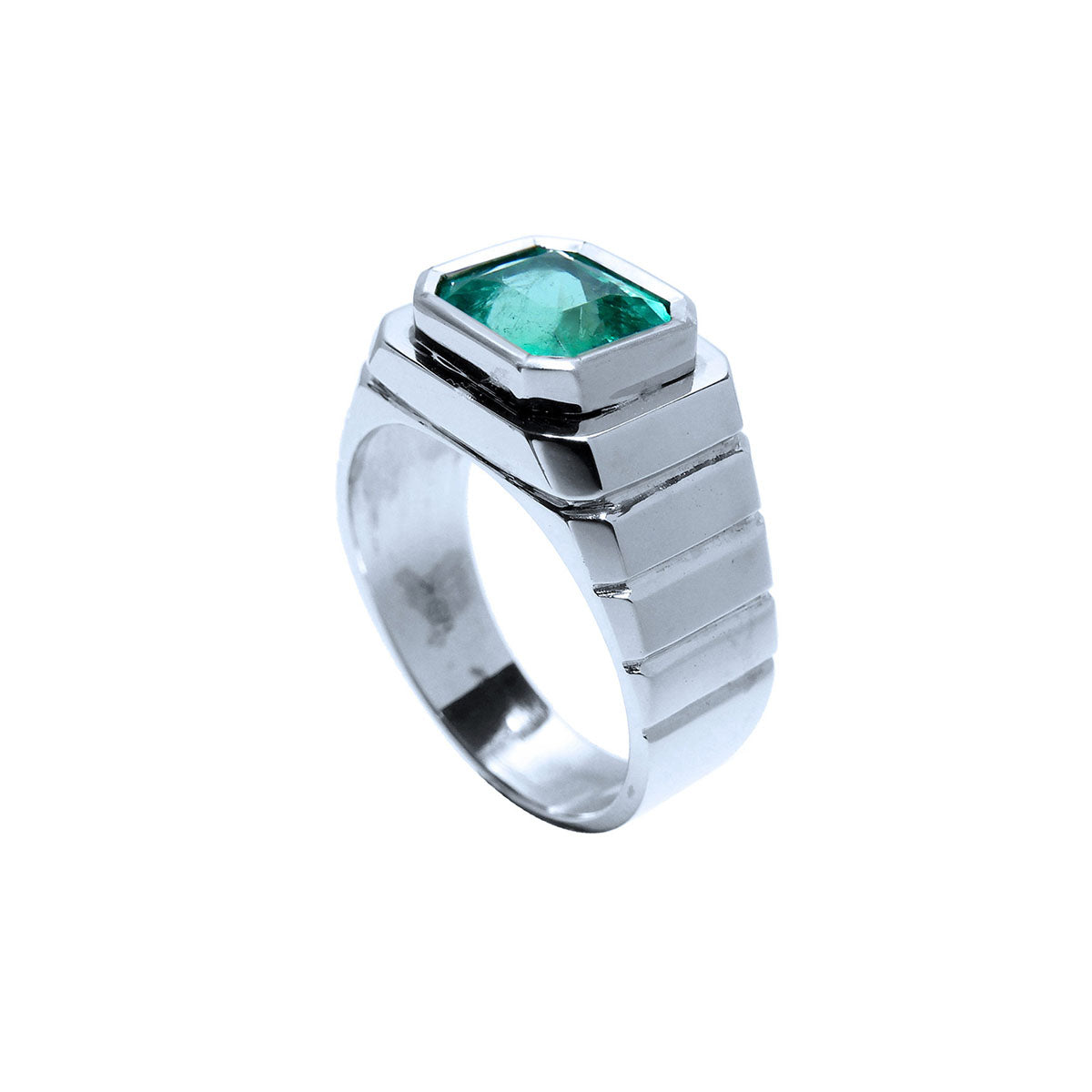 The top emerald bezel setting and side band design of this white gold solitaire ring for men are visibles.