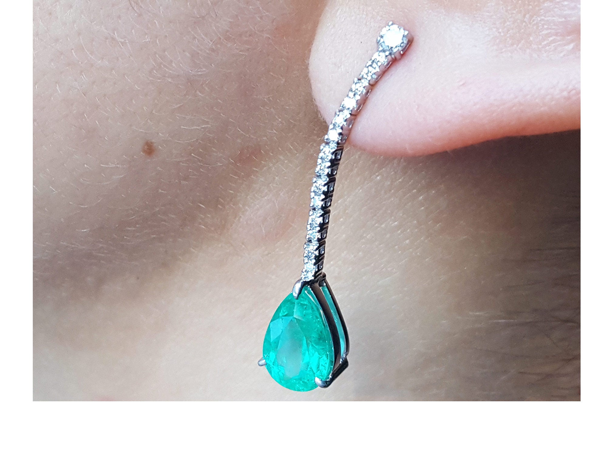 Emerald drop earrings 18k white gold