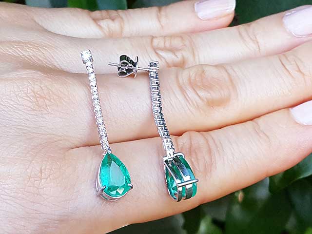 Emerald and diamonds earrings