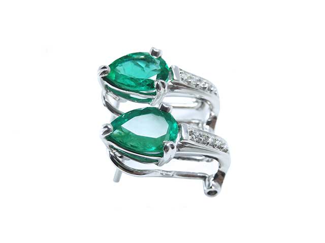 Solid white or yellow gold earrings with emeralds