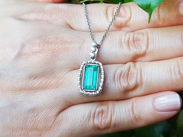 Unique emerald earrings and pendant