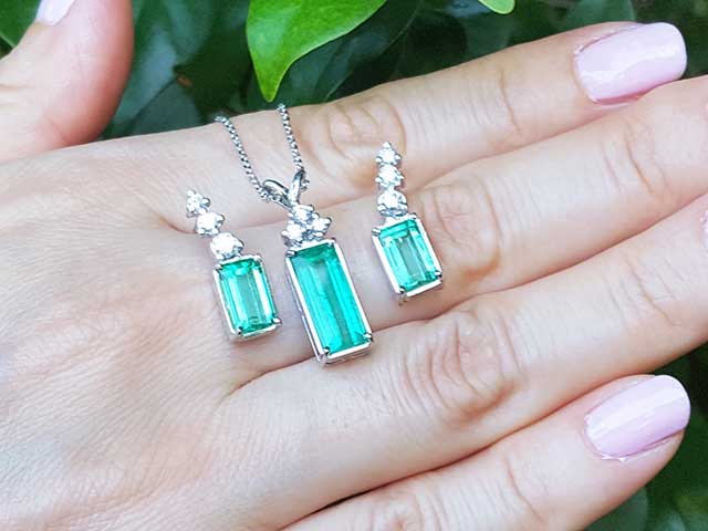 Women’s Natural emerald earrings