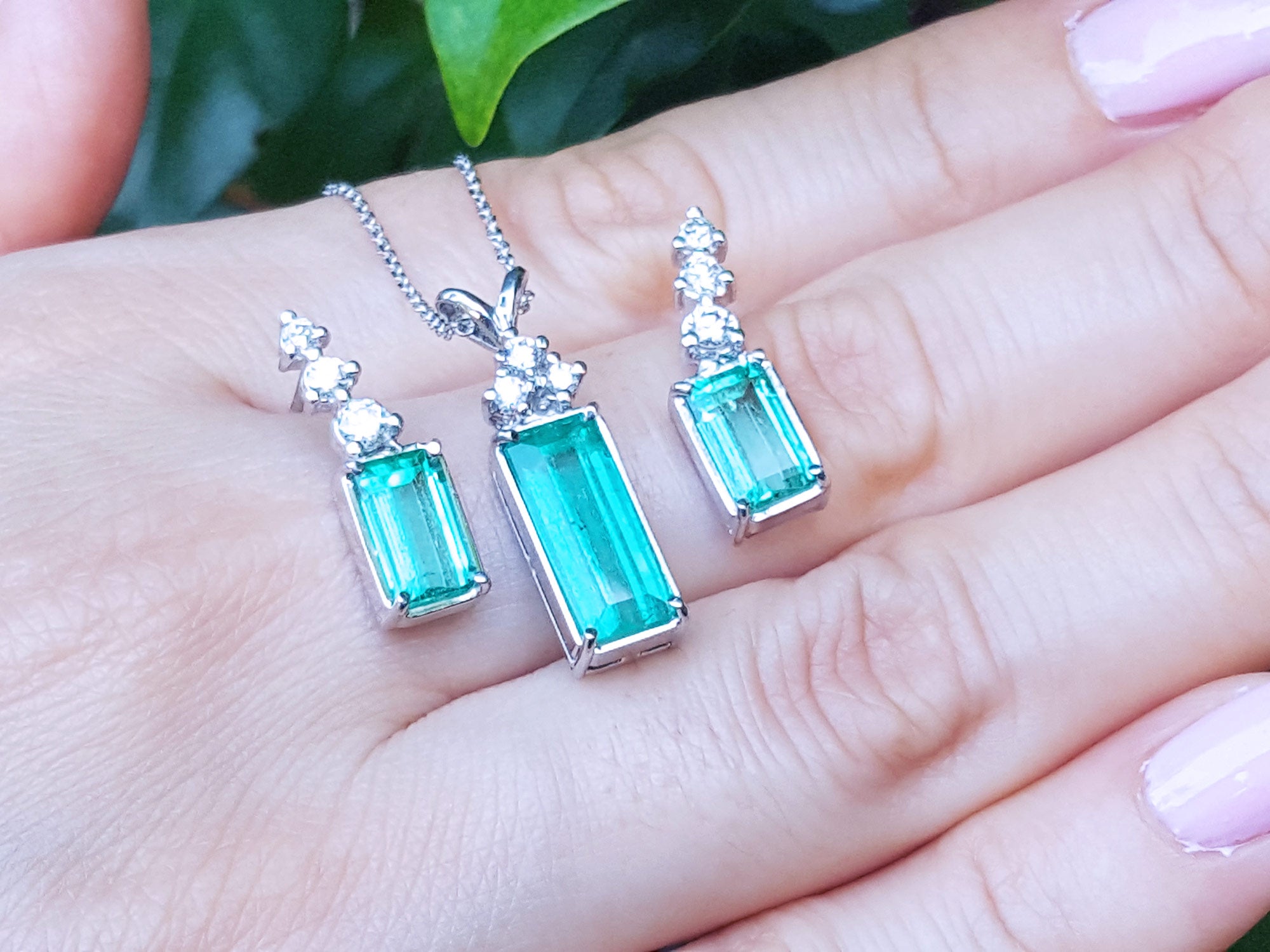Mother&#39;s Day emerald earrings and pendant set