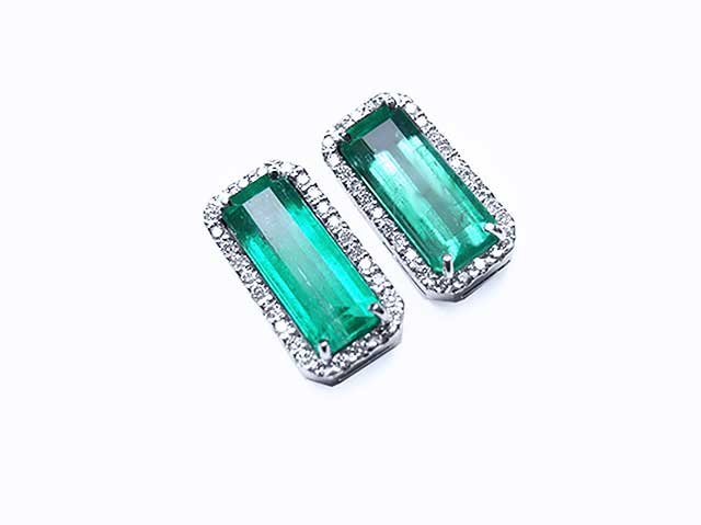Stud emerald earrings