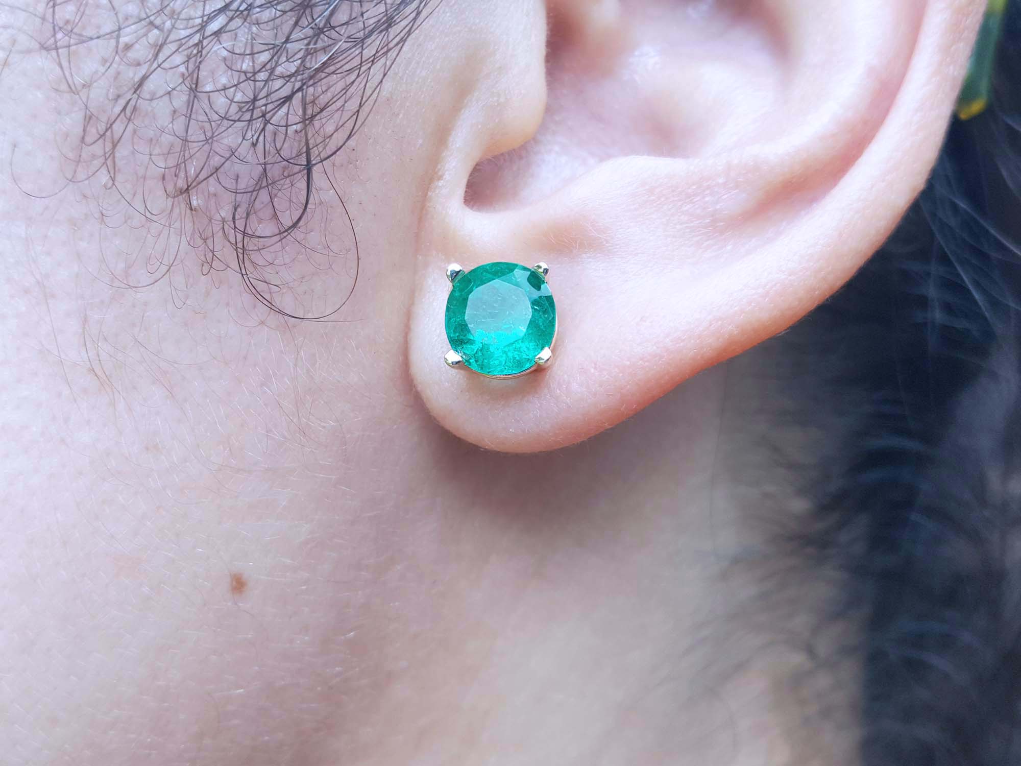 Round cut emerald stud earrings