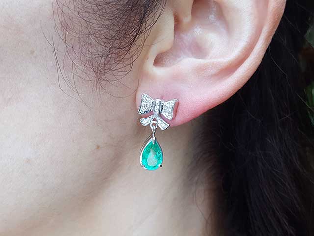Bow-tie emerald earrings