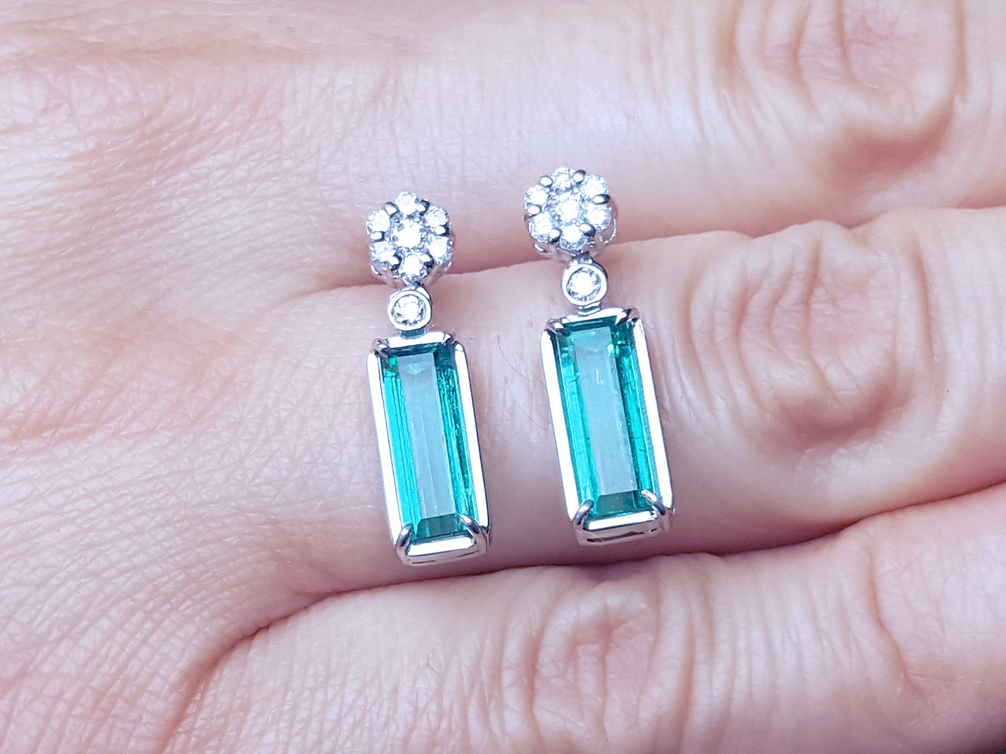 May&#39;s birthstone emerald earrings