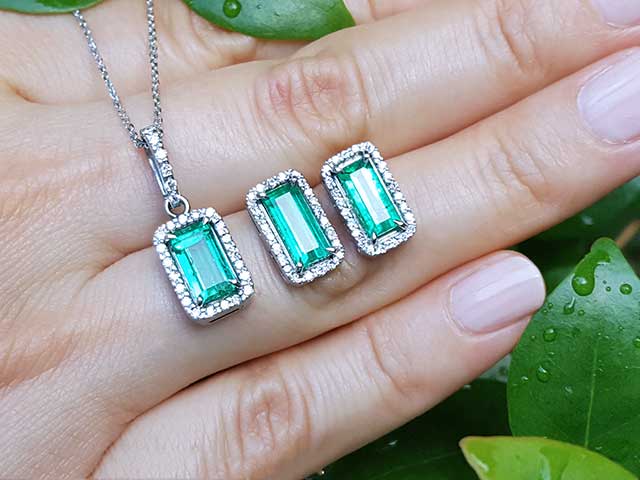 Green fire emerald earrings and pendant