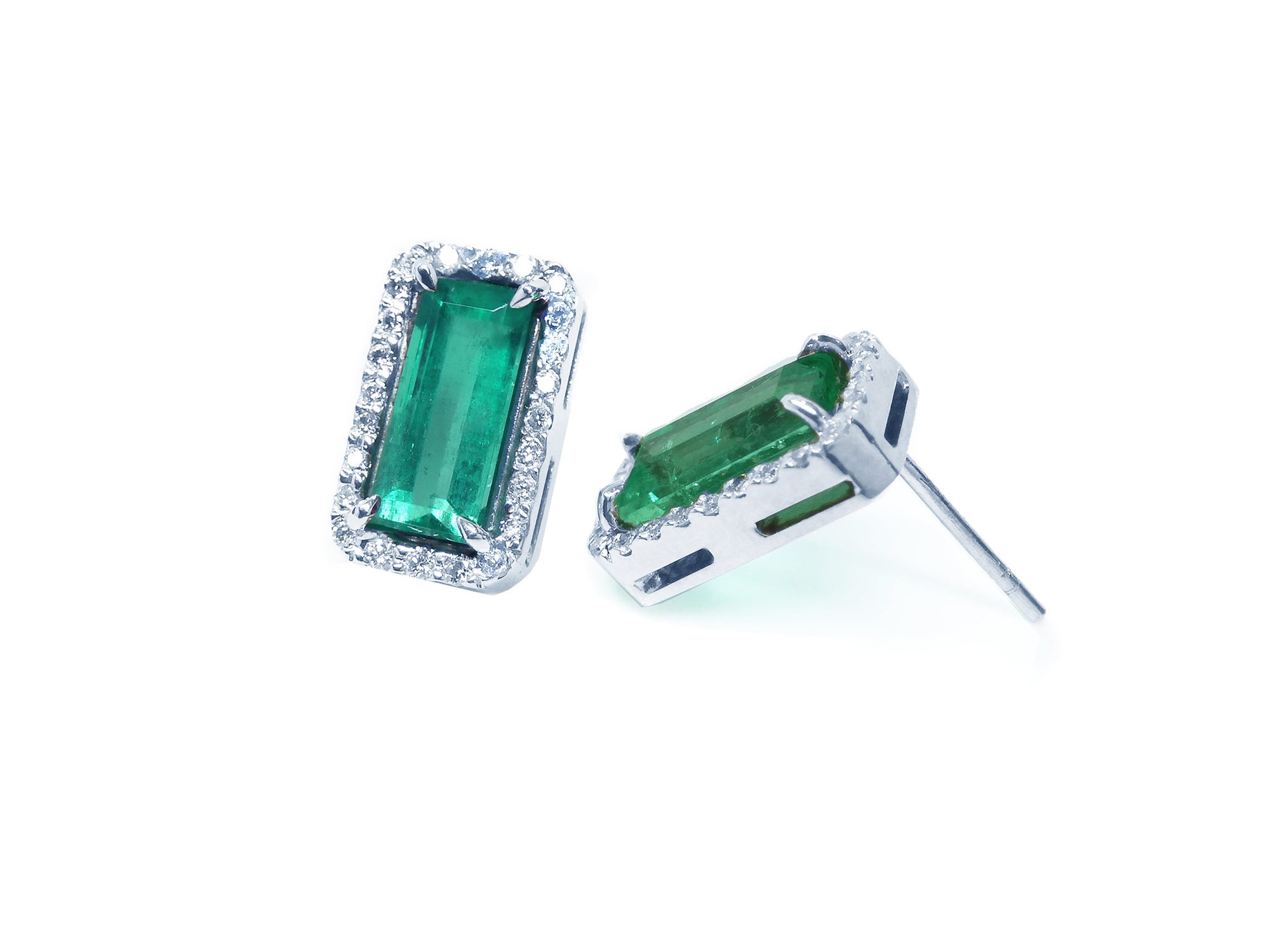 White gold 1k emerald stud earrings