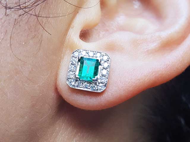 Stud halo emerald earrings
