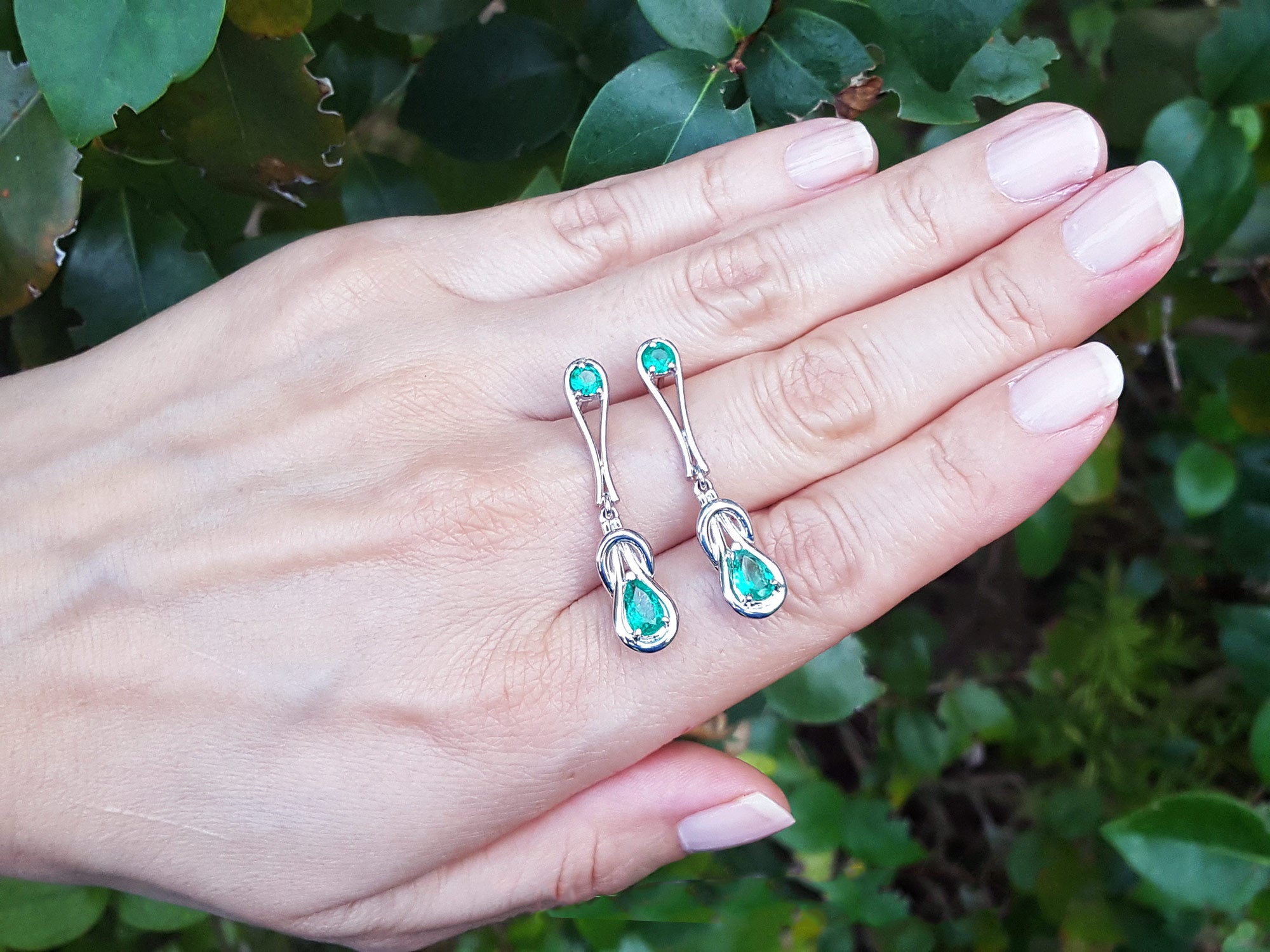Mother&#39;s Day gift Love Knot emerald earrings
