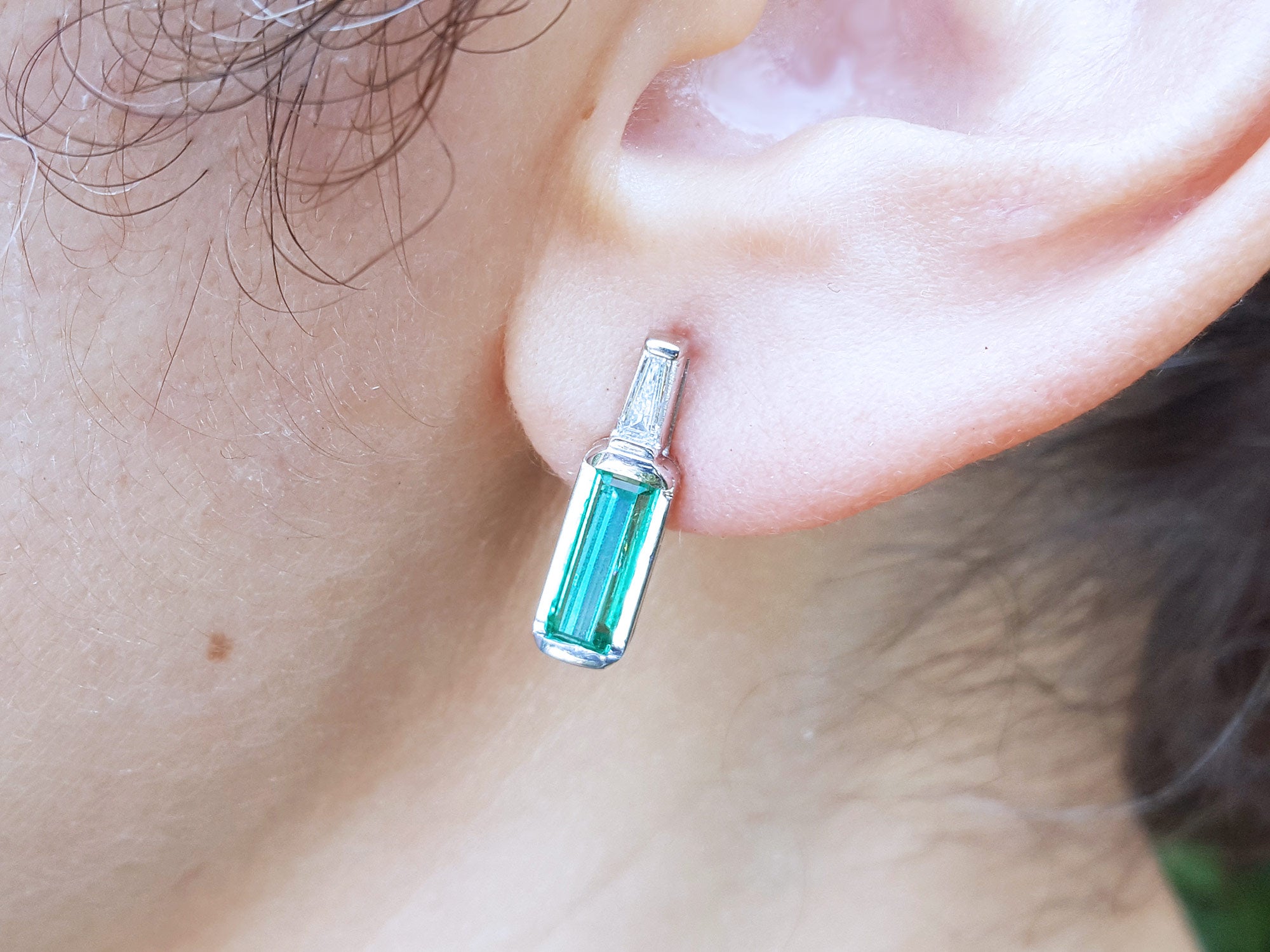 May&#39;s birthstone Baguette emerald stud earrings