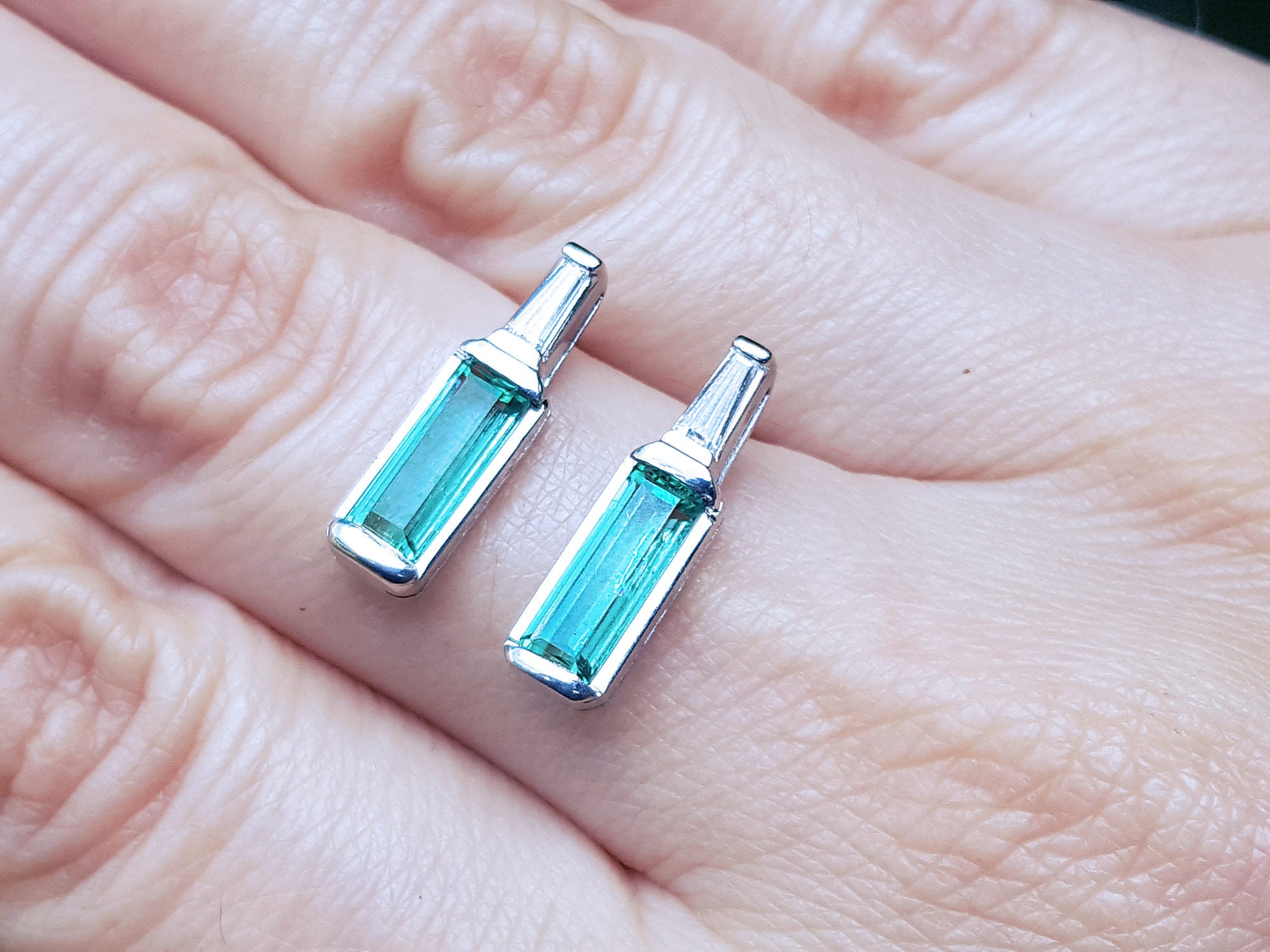 Push backs Baguette emerald stud earrings
